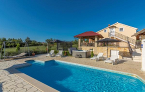 Villa Ivda with Heated Pool in Porec Area